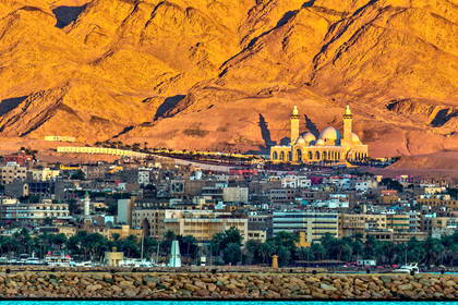 Panorama Akaby w Jordanii z meczetem Sharif Hussein Bin Ali.