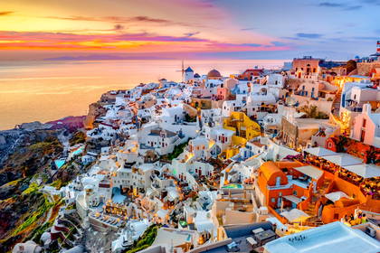 Oia na Santorini o zmierzchu.