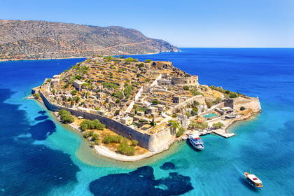 Spinalonga, kreteńska wyspa z wenecką fortecą – widok z lotu ptaka.