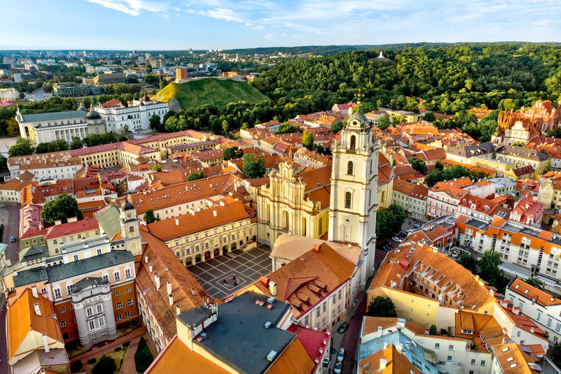 Panorama Wilna z kościołem św. Jana i Górą Zamkową w tle.