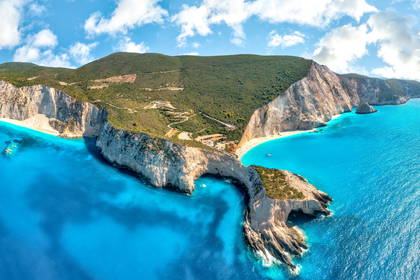 Navagio, słynna grecka plaża na Zakynthos, z lotu ptaka. Wokół klify i turkusowa woda.
