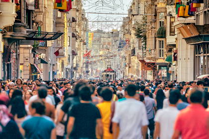 Ulica Istiklal w Stambule z tramwajem i tłumami ludzi.