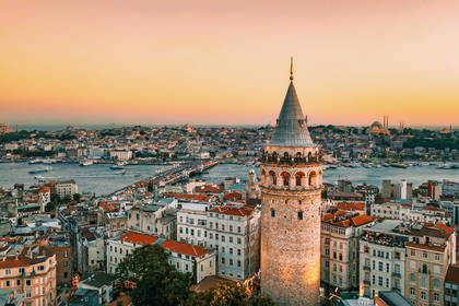Panorama Stambułu z wieżą Galata o zachodzie słońca.
