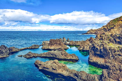Naturalne baseny lawowe w Porto Moniz na Maderze.