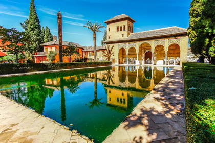 Dziedziniec z basenem w Generalife, Granada.