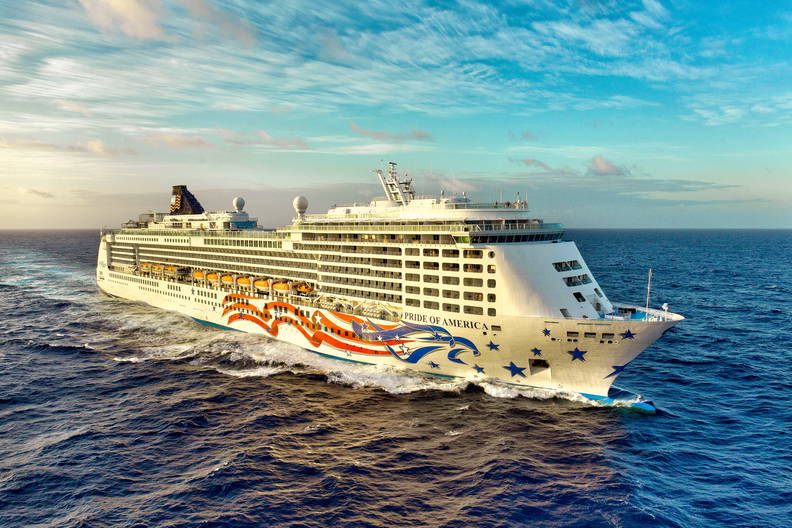 Biały statek wycieczkowy "Pride of America" na oceanie.