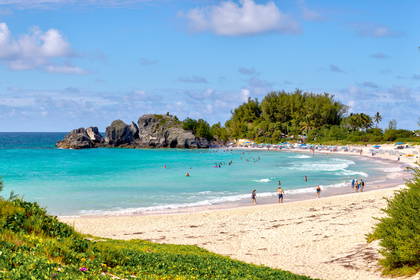 Słoneczny dzień na Horseshoe Bay, Bermudy.