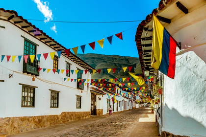 Ulica w Villa de Leyva w Kolumbii udekorowana kolorowymi flagami.