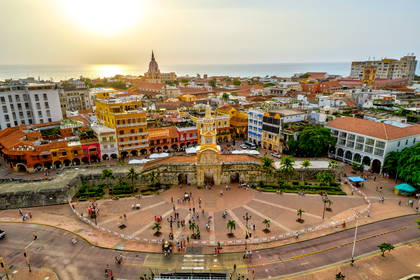 Panorama miasta Cartagena w Kolumbii z wieżą zegarową i tłumem ludzi na ulicach.
