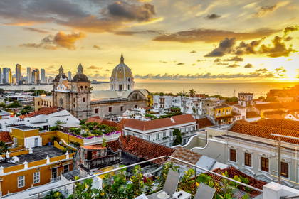 Panorama miasta Cartagena w Kolumbii o zachodzie.