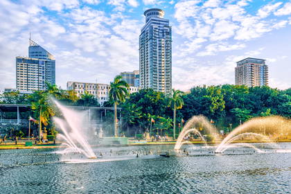 Jezioro z fontannami w Rizal Park, Manila, Filipiny.
