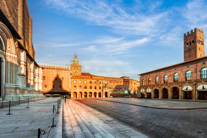 Widok na Piazza Maggiore w Bolonii.
