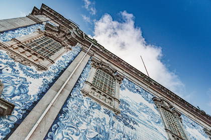 Fasada Kaplicy Dusz w Porto, Portugalia, ozdobiona niebieskimi płytkami azulejos.