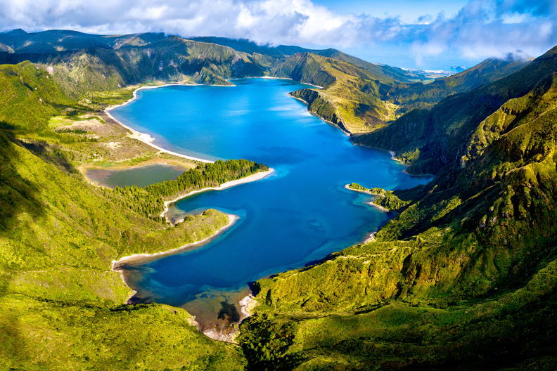 Jezioro Lagoa do Fogo otoczone zielonymi wzgórzami.