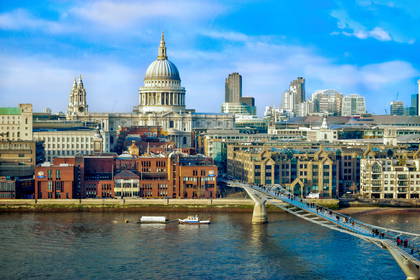 Panorama Londynu z katedrą św. Pawła i mostem Millennium w tle.