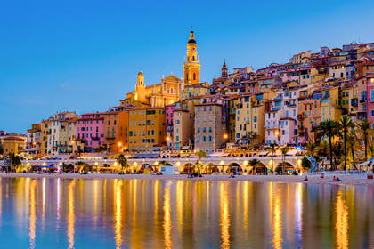 Nocny widok na kolorowe budynki w Menton, Francja.