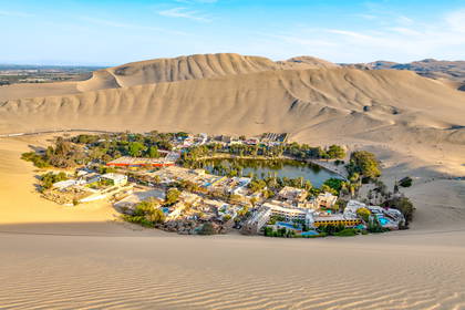Oaza Huacachina w Peru otoczona wydmami (widok z góry).