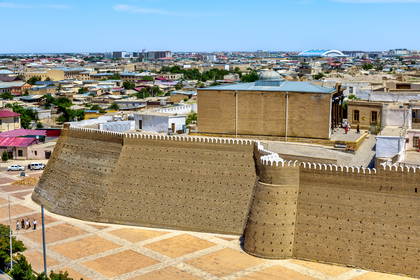 Twierdza Ark w Bucharze, Uzbekistan. W tle zabudowa miejska.