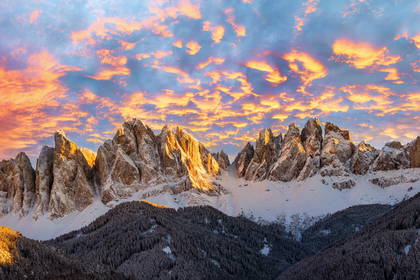 Panorama Dolomitów zimą o zmierzchu.