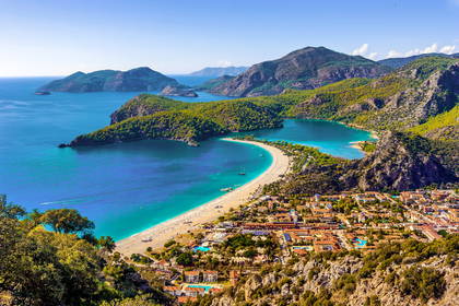 Laguna i plaża w Ölüdeniz w Turcji. Widoczne hotele.