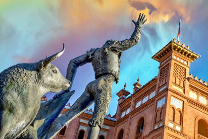 Pomnik torreadora walczącego z bykiem przed areną Las Ventas w Madrycie.