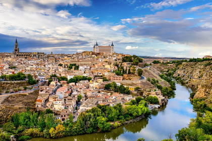 Panorama Toledo z katedrą i Alkázarem górującymi nad rzeką Tag.