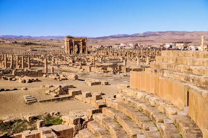 Panorama ruin rzymskiego miasta Timgad w Algierii.