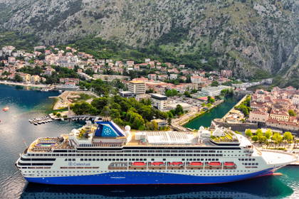 Kotor w Czarnogórze. Widok na port i statek wycieczkowy.