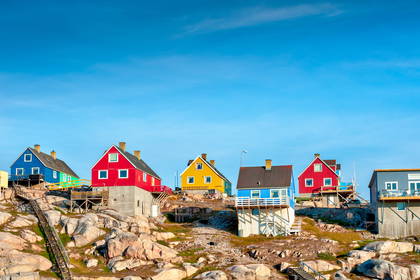 Kolorowe domy w Nuuk, Grenlandia. W tle widoczne niebo.