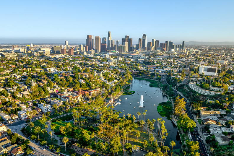 Panorama Los Angeles z jeziorem Echo Park w pierwszym planie.