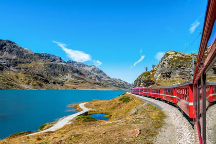 Czerwony pociąg Bernina Express w szwajcarskich Alpach.
