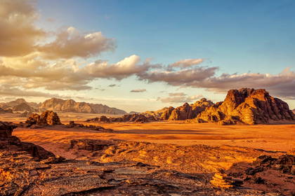 Krajobraz Wadi Rum z piaskowca i granitu.