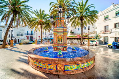 Kolorowa fontanna w centrum Vejer de la Frontera, Hiszpania.