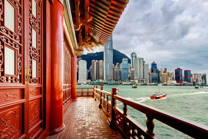Panorama Hongkongu widziana zza elementów chińskiej architektury.