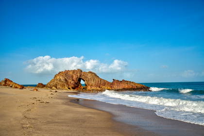 Plaża w Brazylii z formacją skalną Arco da Pedra Furada.