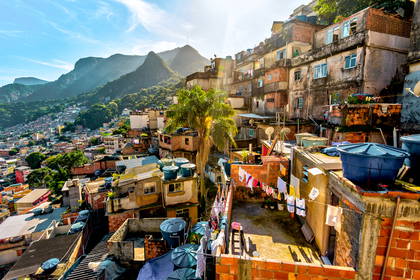 Fawela w Rio de Janeiro z górami w tle.