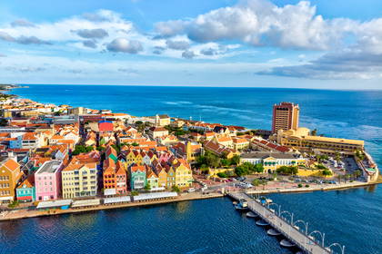 Widok z lotu ptaka na kolorowe budynki w Willemstad na Curaçao i most pontonowy.
