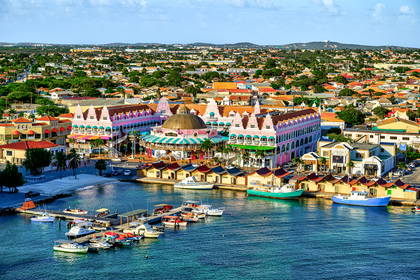 Panorama Oranjestad na Arubie. Widoczne kolorowe budynki i port.