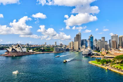 Panorama Sydney z budynkami, Operą i nabrzeżem.