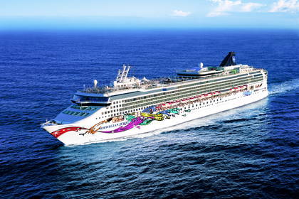 Biały statek wycieczkowy Norwegian Jewel płynie po wzburzonym oceanie.