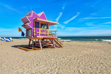 Fioletowa wieża ratownicza na plaży w Miami Beach.