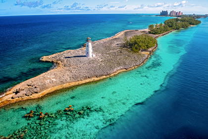 Latarnia morska na Paradise Island, Bahamy, z lotu ptaka.