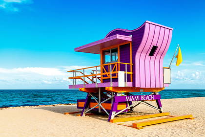 Kolorowa budka ratownicza na plaży w Miami.