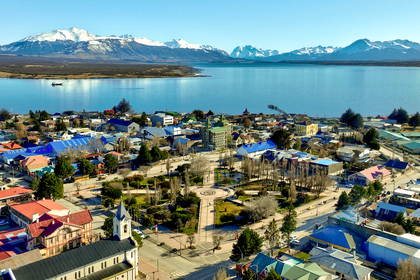 Widok z lotu ptaka na El Calafate w Argentynie z jeziorem i górami w tle.