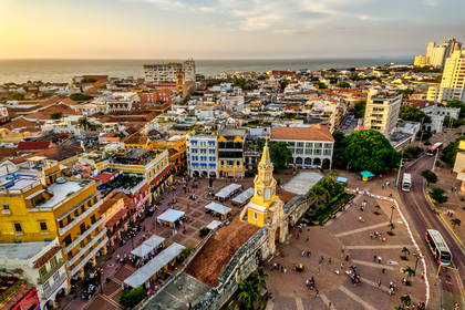 Panorama miasta Cartagena w Kolumbii z wieżą zegarową w tle.