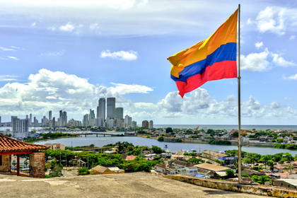 Panorama miasta Cartagena z kolumbijską flagą na pierwszym planie.