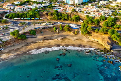 Piaszczysta plaża i turkusowa woda w Tarrafal na wyspie Cabo Verde, widok z lotu ptaka.