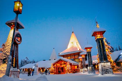 Zimowy widok na wioskę Świętego Mikołaja w Rovaniemi.