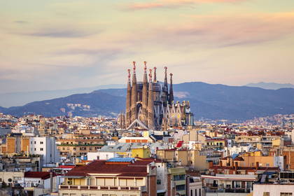 Panorama Barcelony z Sagradą Famílią i górami w tle.