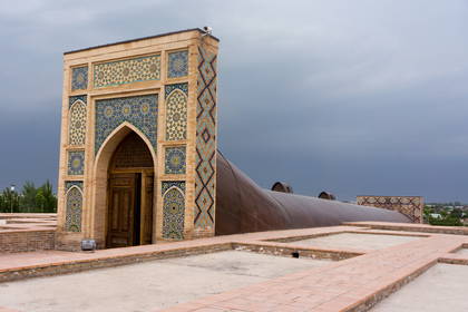 Detal architektoniczny budynku ze zdobieniami.